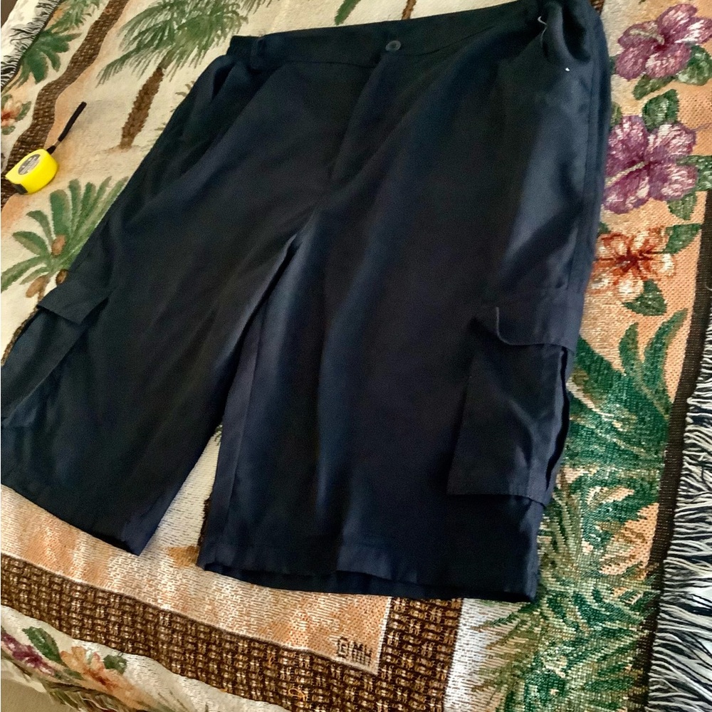 Black men’s shorts past knee pockets very nice material size 38-42 w/ stretch